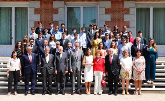 Sus Majestades los Reyes junto a los miembros del Patronato y los alumnos becados